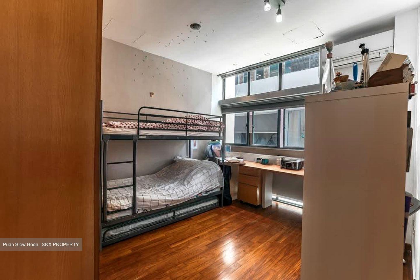 Kew Drive (D16), Terrace #557120281